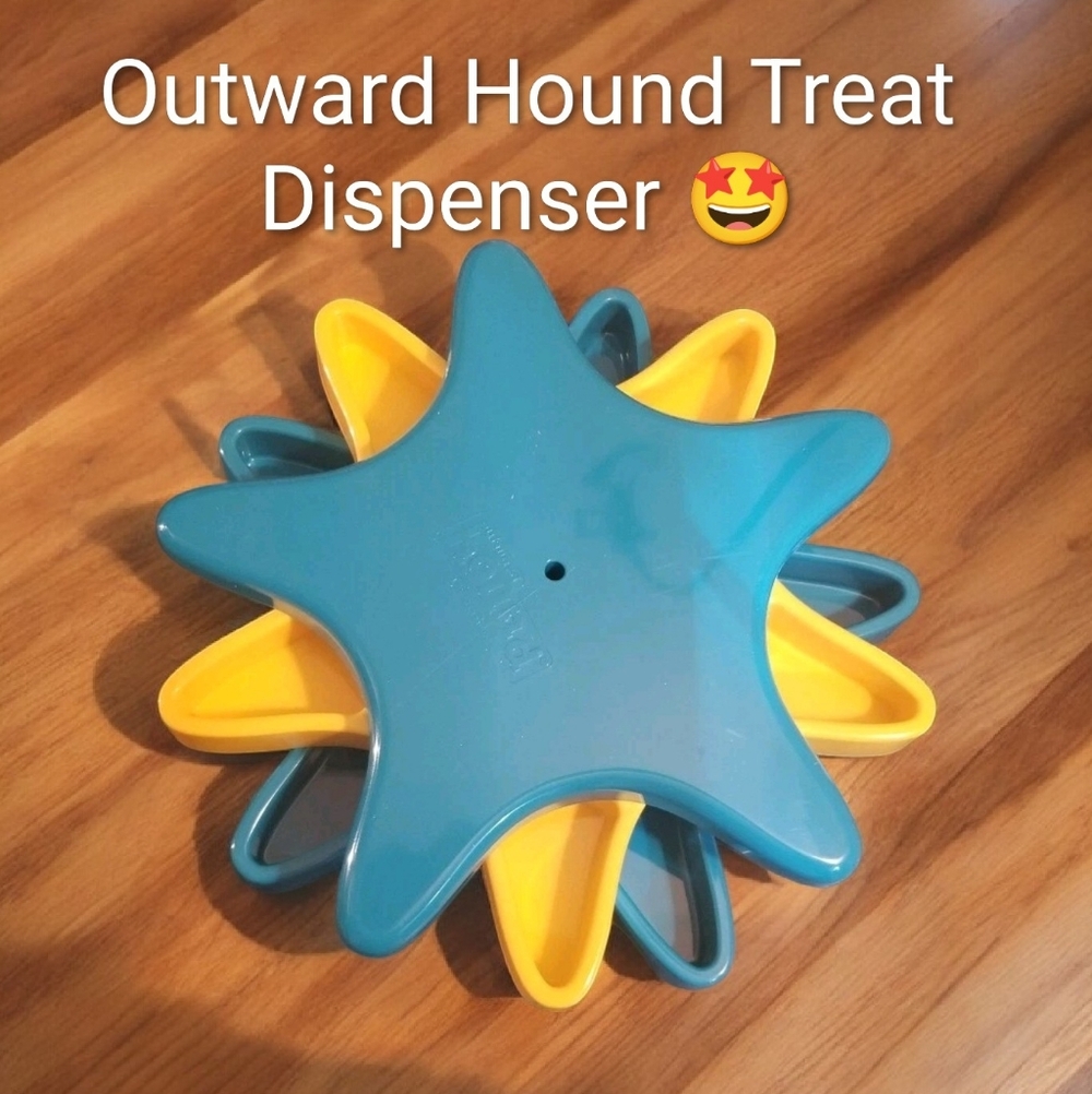 Outward Hound Pet Treat Dispenser Star Spinner Dog Toy Puzzle Interactive Treat